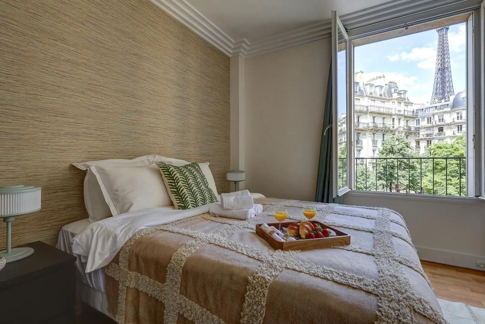 Bnbnook - Charming 1Br With Eiffel Tower View パリ アパート