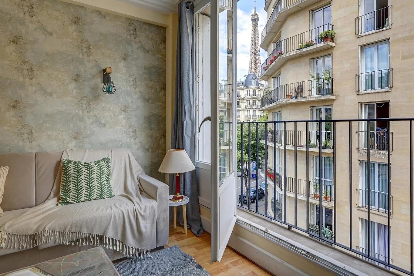 アパート Bnbnook - Charming 1Br With Eiffel Tower View パリ